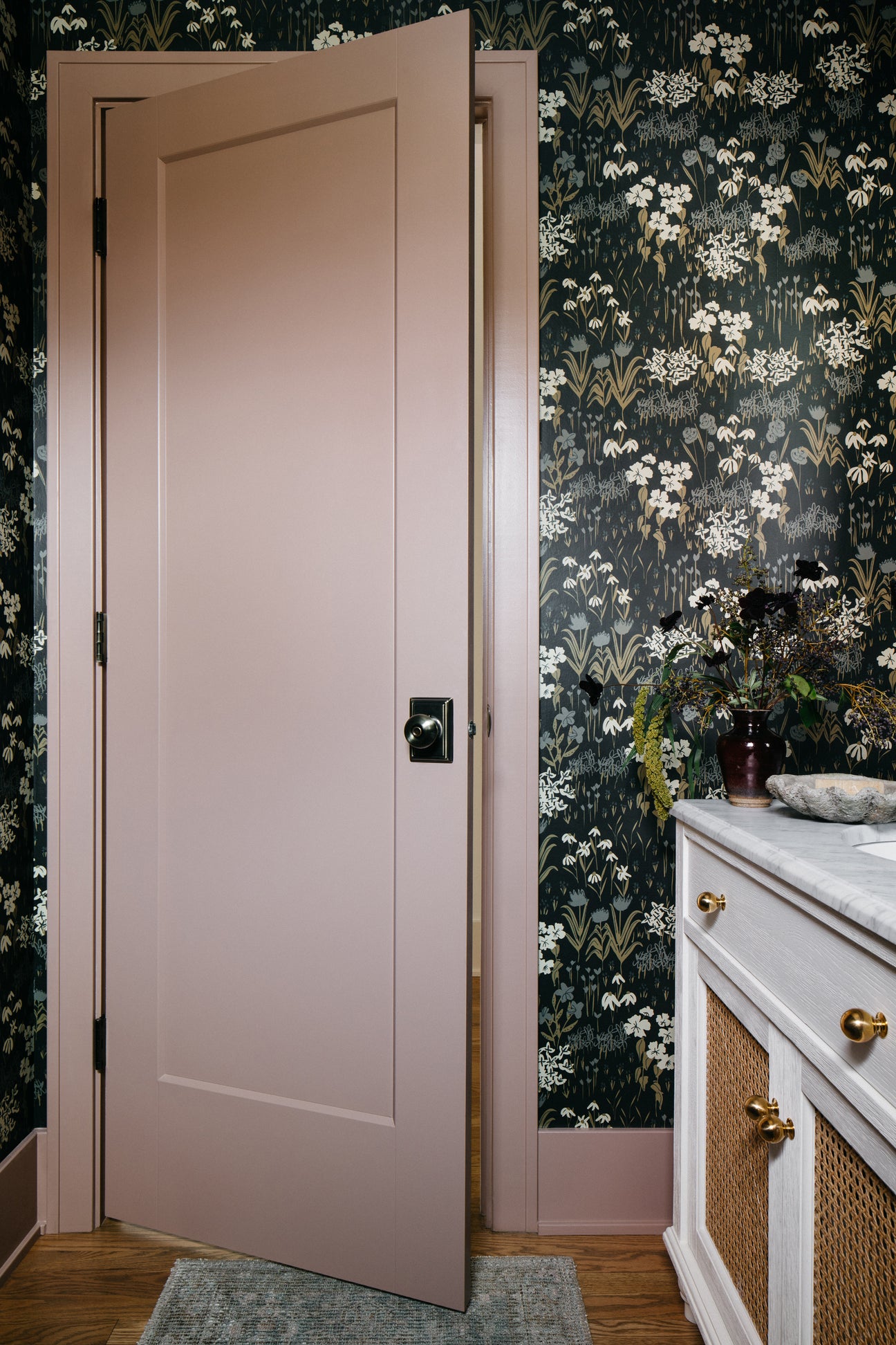 moody floral wallpaper ideas, wallpaper for bathrooms